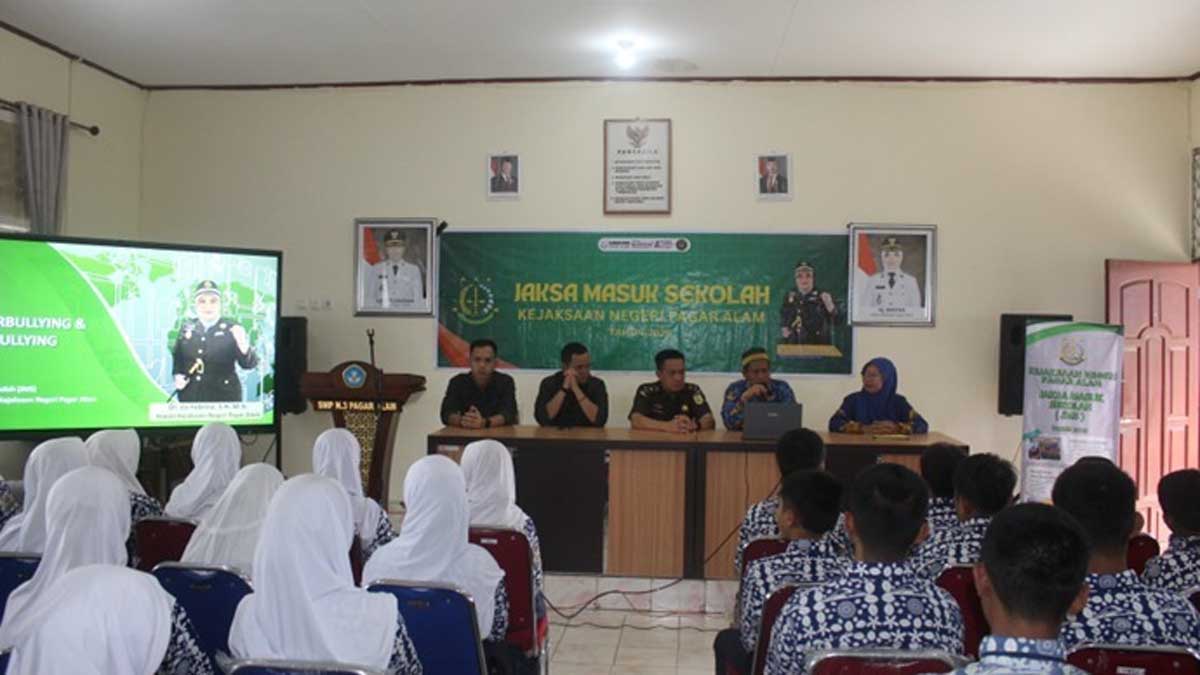 Waspada Jempolmu! Jaksa Pagar Alam Ingatkan Siswa SMP Bahaya Hukum Cyber Bullying