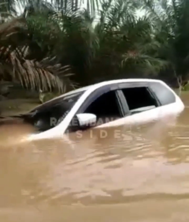 Terobos Banjir di Jalinteng Musirawas-Sekayu, Mobil Minibus ini Terseret Arus