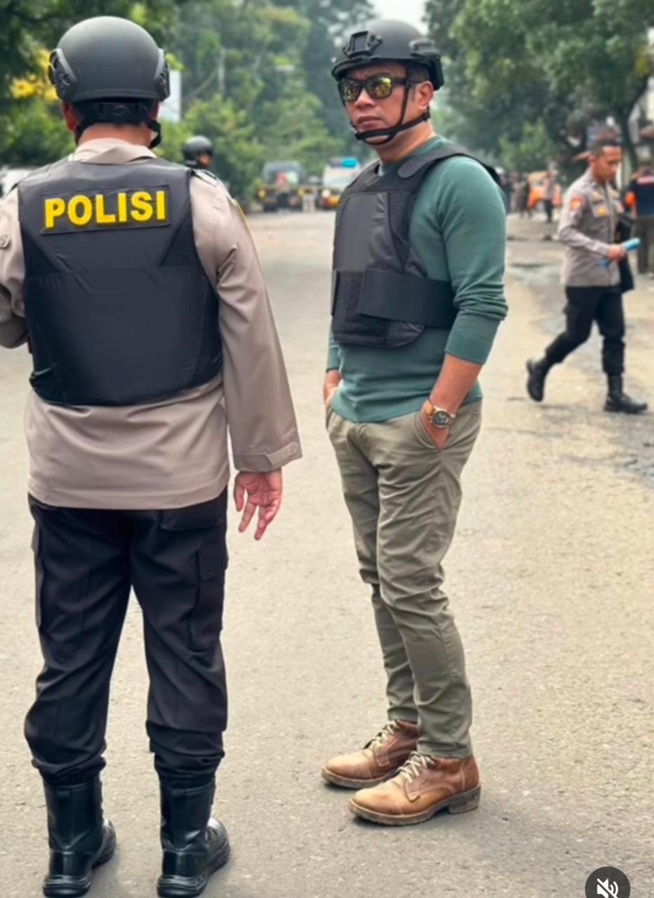 Pakai Helm dan Rompi Polisi, Gubernur Ridwan Kamil Datangi Lokasi Ledakan Bom Bunuh Diri
