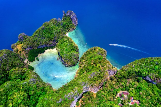 7 Spot Pulau Terpopuler yang Bisa Kamu Kunjungi di Maluku! Lautnya Sejernih Kristal dan Bisa Snorkeling