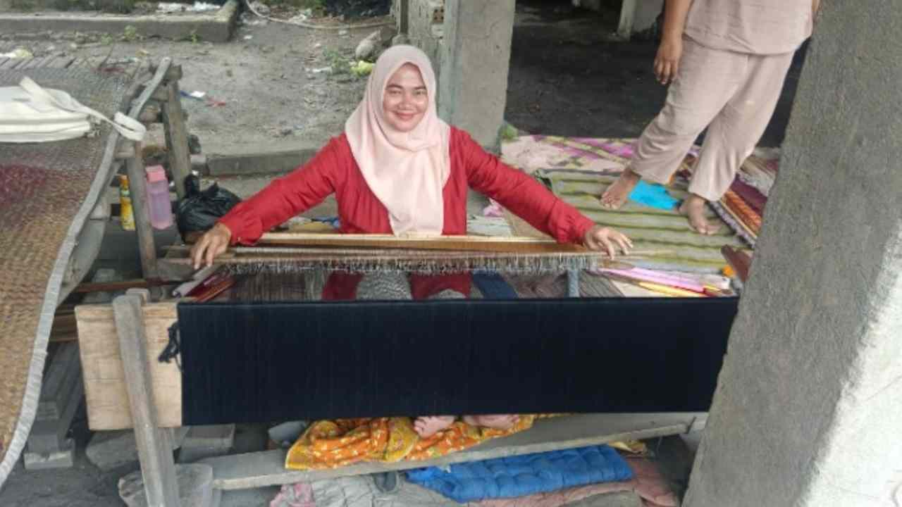 ‘Selamatkan’ Songket Marga Danau, Ini yang Dilakukan Tim Pengabdian Unsri di Pedamaran OKI