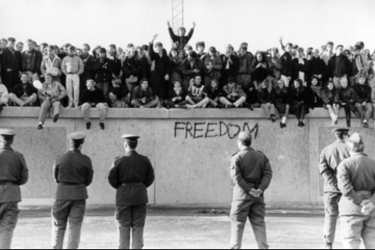 7 Peristiwa Bersejarah yang Terjadi pada Bulan November, Nomor 2 Runtuhnya Tembok Berlin Jerman