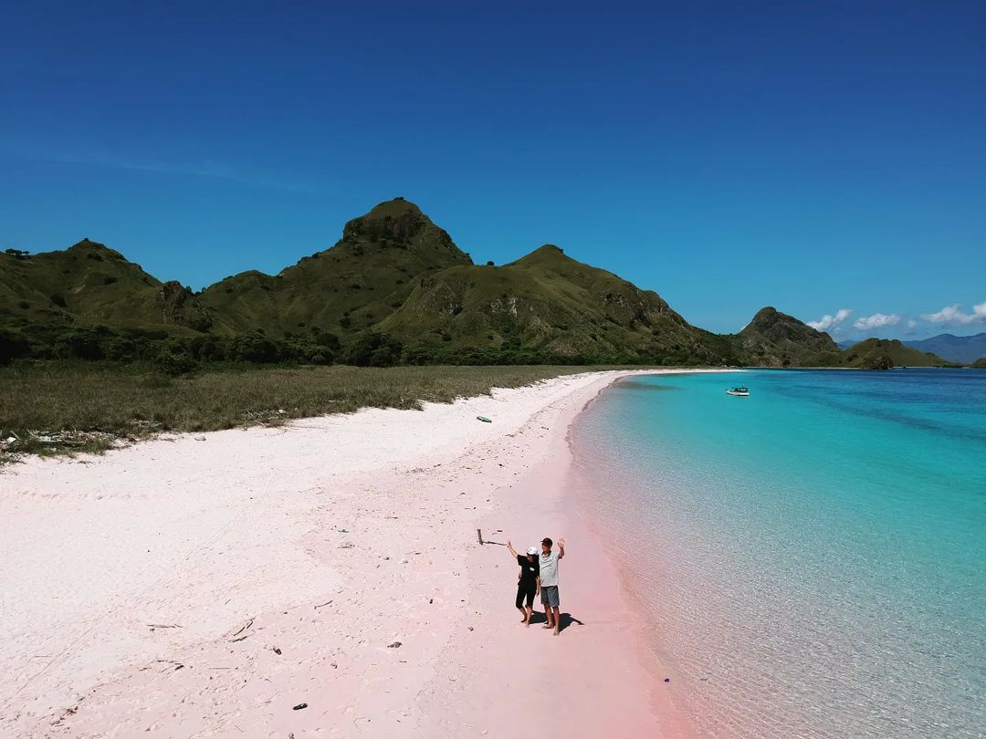 Cuma 2 Jam dari Jakarta, Bisa Nikmati Pesona Pink Beach Salah Satu Pantai Terindah di Dunia