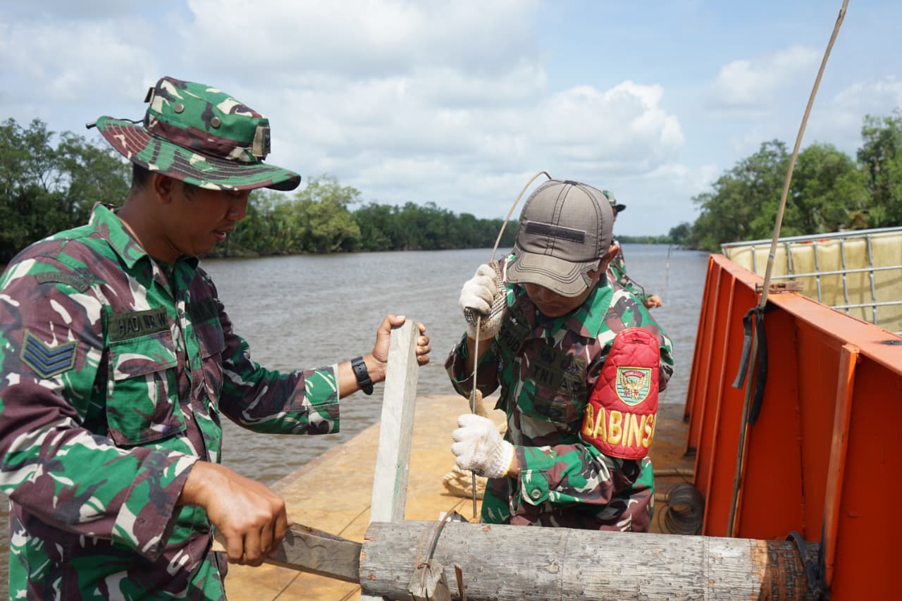 Satgas Kodim 0402/OKI Percepat Pembangunan Jembatan Gantung Desa Kuala Dua Belas