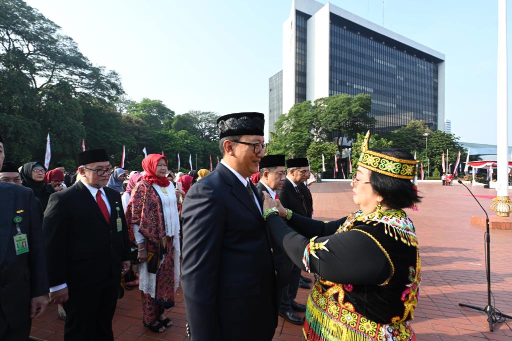 Menteri LHK Berikan Tanda Penghargaan Satyalancana Wira Karya Pada Presdir dan CEO Badak LGN, Kok Bisa!