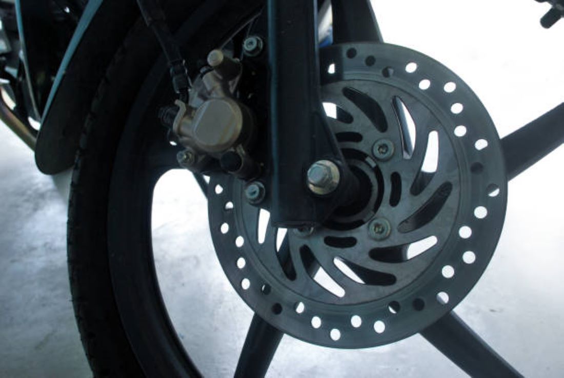 BAHAYA! Kenali Tanda-Tanda Rem Blong pada Motor Matic