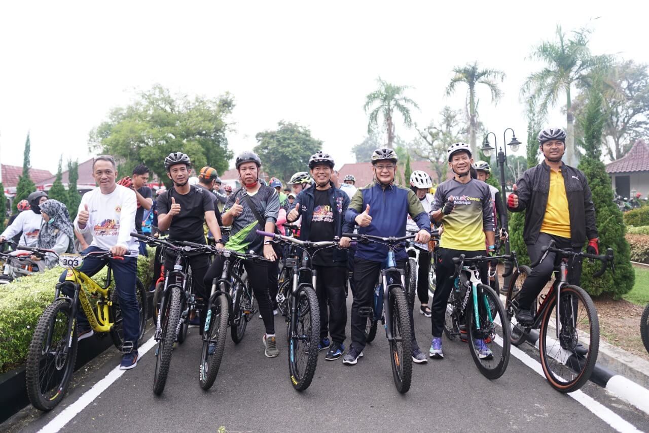 Meriahkan HUT OKU Teddy Ajak Komunitas Sepeda Gowes Bareng