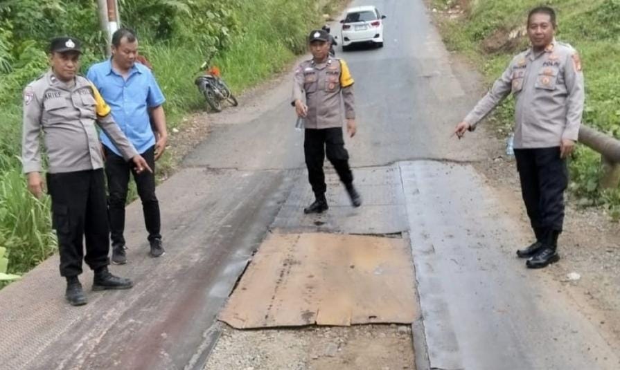 Cegah Kecelakaan Berulang, Polisi Perbaiki Jembatan Rusak di BTS Ulu Musi Rawas