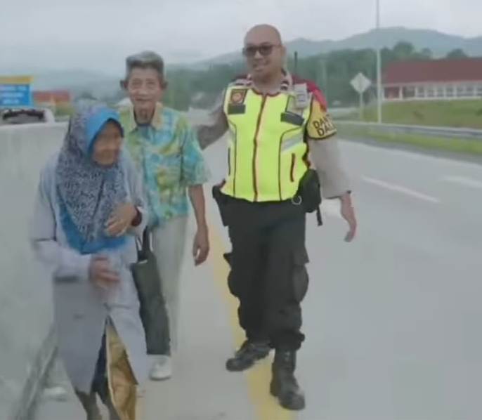 Bikin Haru, Pasangan Kakek Nenek Ini Jalan Kaki Puluhan Kilometer Untuk Menemui Sang Cucu