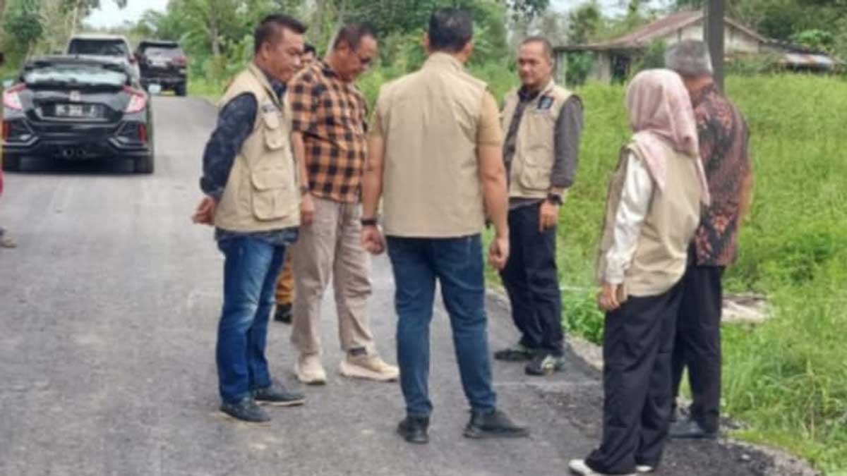 Komisi III DPRD Ogan Ilir Tinjau Proyek Jalan Aspal yang Bisa Dikelupas Pakai Tangan