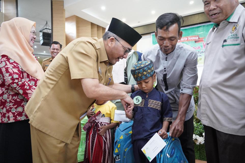 Ikut Sunatan Massal, Puluhan Anak-anak Dapat Uang Saku dari Sekda Muba 