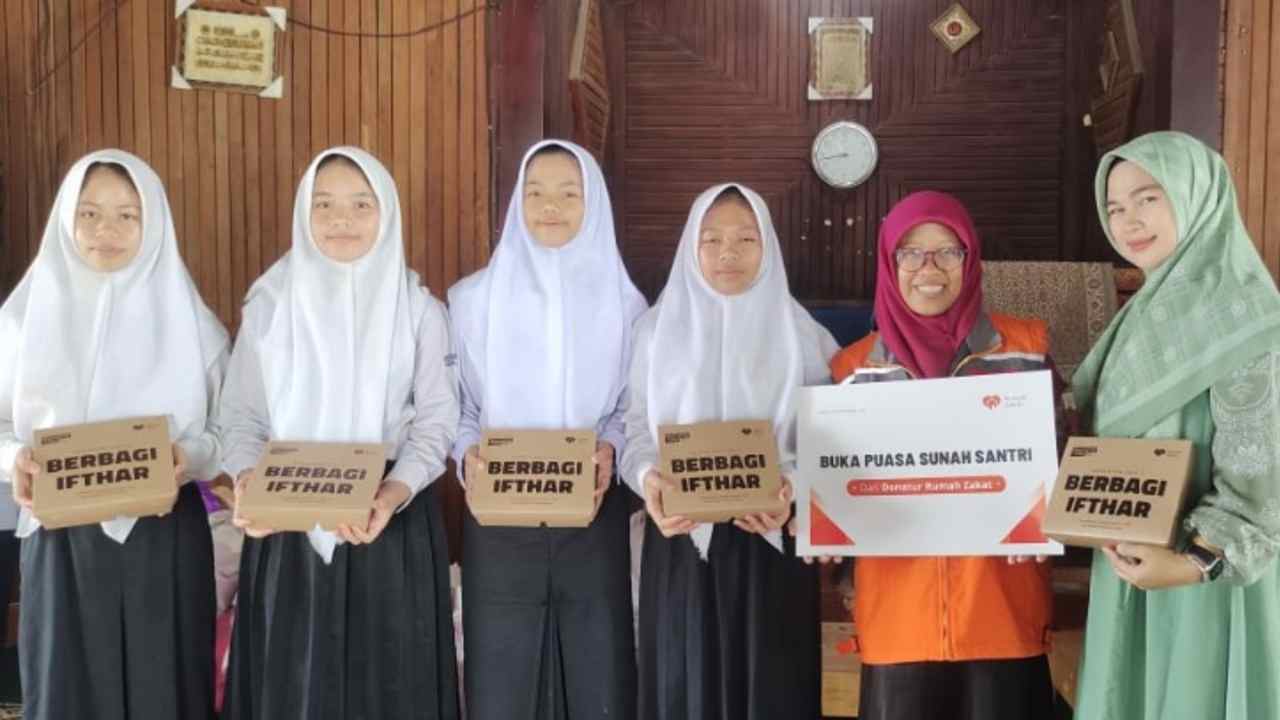 Berbagi Kebaikan di Hari Santri, Rumah Zakat Beri Bantuan Ini pada Santri Hidayatullah  