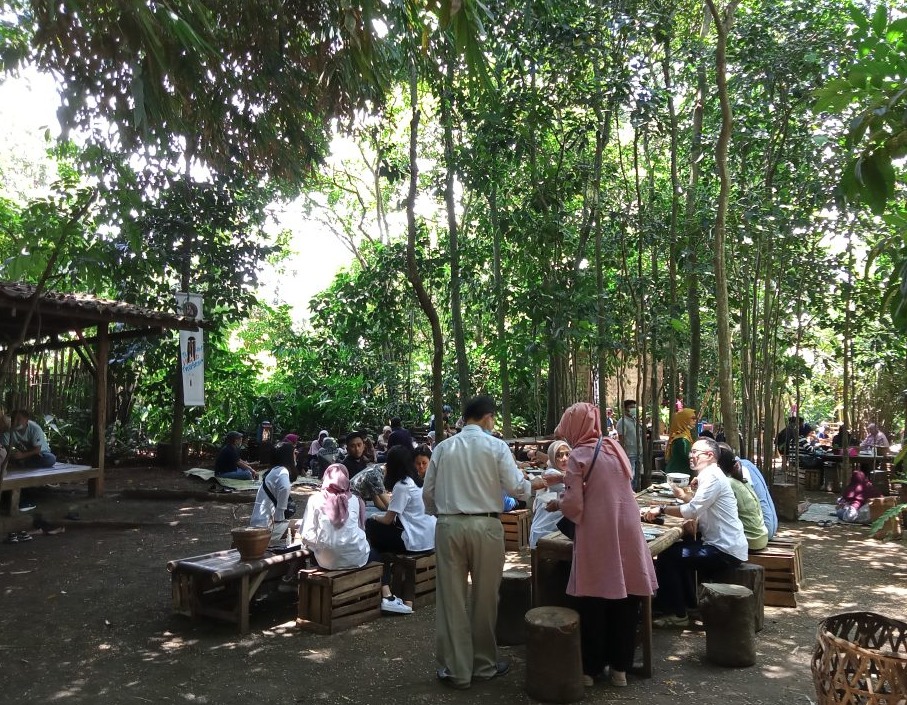 Warung Terpencil di Kabupaten Sumedang Jawa Barat, Berada di Tengah Hutan, Tapi Omzetnya Rp10 Juta Perhari