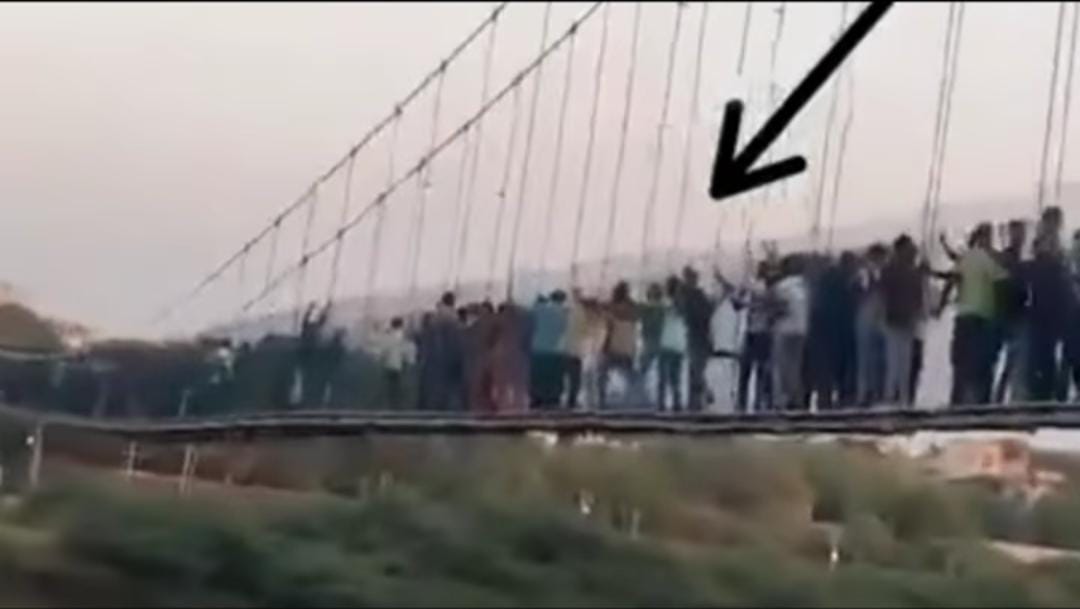  Jembatan Gantung Ambruk saat Festival Deepavali di India, 132 Orang Tewas