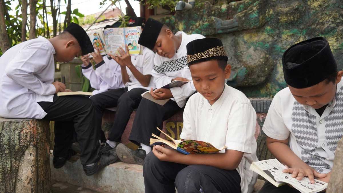 Dukung Pendidikan Inklusif dan Berkelanjutan, PTBA Salurkan Beasiswa Ayo Sekolah