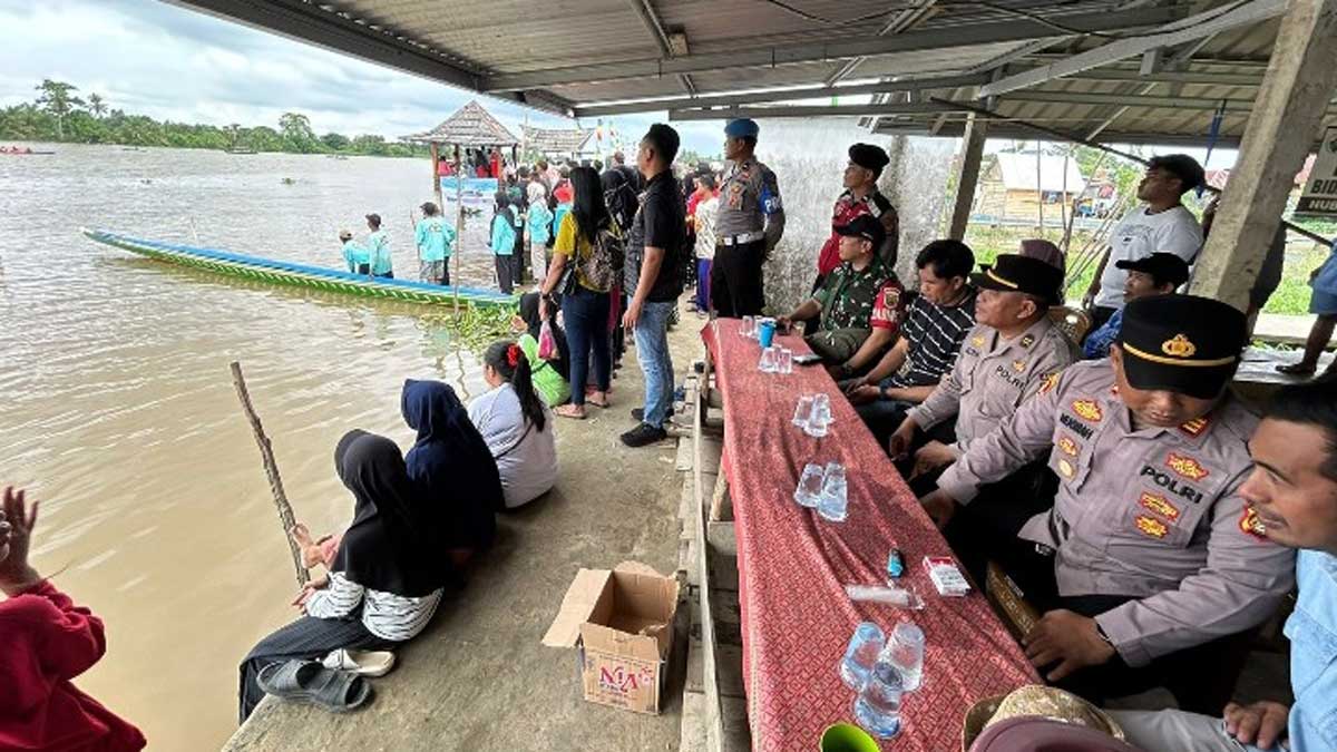 Seru! 35 Tim Adu Cepat di Lomba Perahu Bidar Mini Ogan Ilir, Sungai Ogan Jadi Lautan Penonton