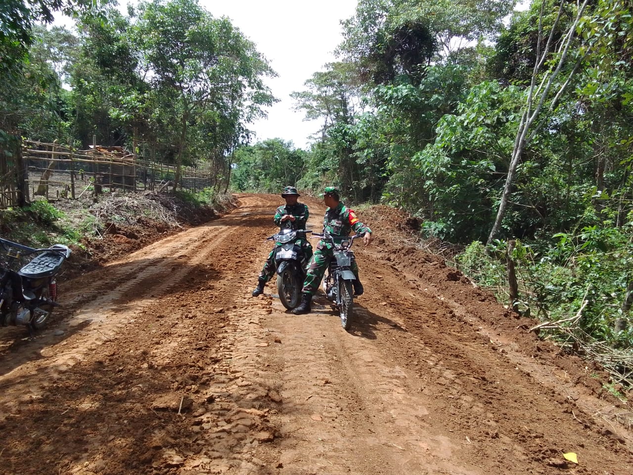 Naik Motor Jambrong, Wadansatgas TMMD Didampingi Pasiter Tinjau Progres Akses Jalan