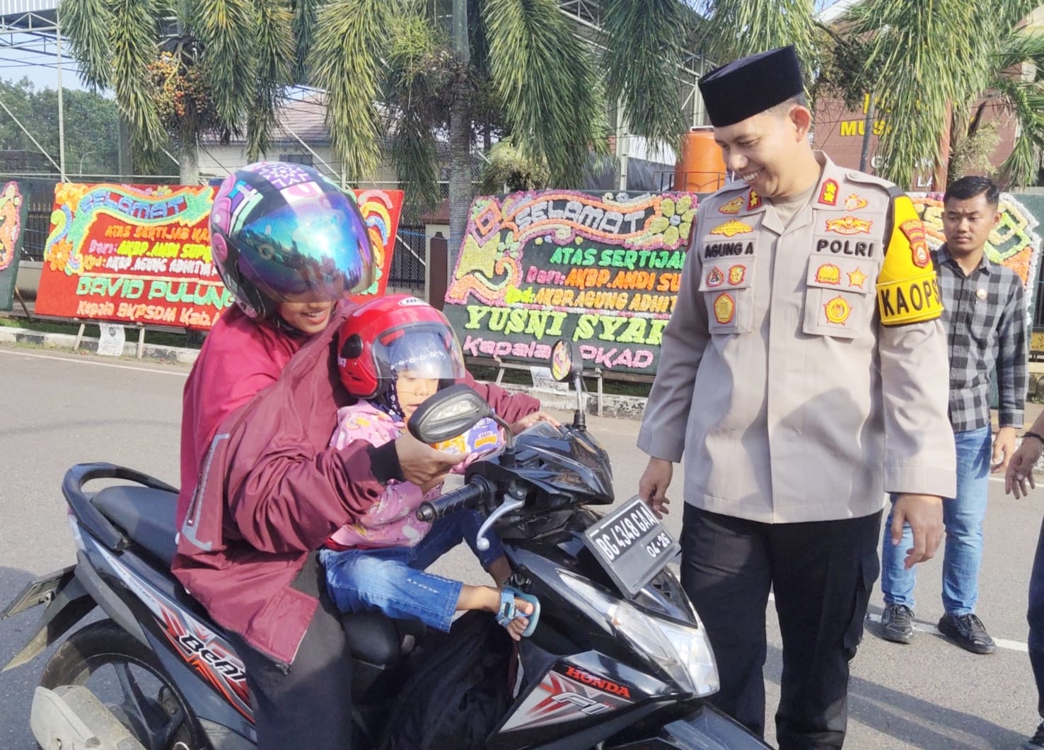 Kapolres Musi Rawas AKBP Agung Adhitya Prananta Bagi Takjil di Bulan Ramadhan