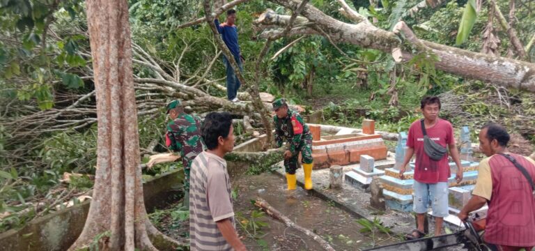 Angin Puting Beliung Terjang Kabupaten OKI, Babinsa Koramil Kayuagung Langsung Evakuasi Warga