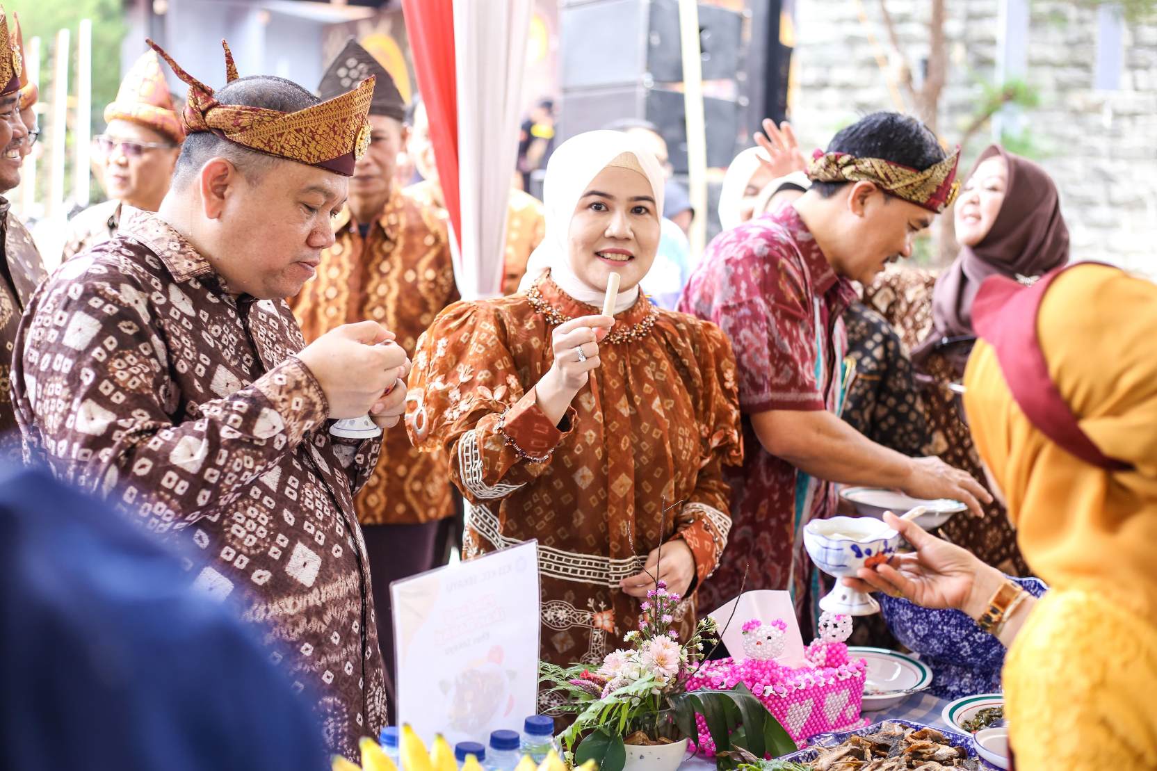 Antusias Ibu-Ibu Sajikan Cita Rasa Pindang Salai di Festival Randik 2024