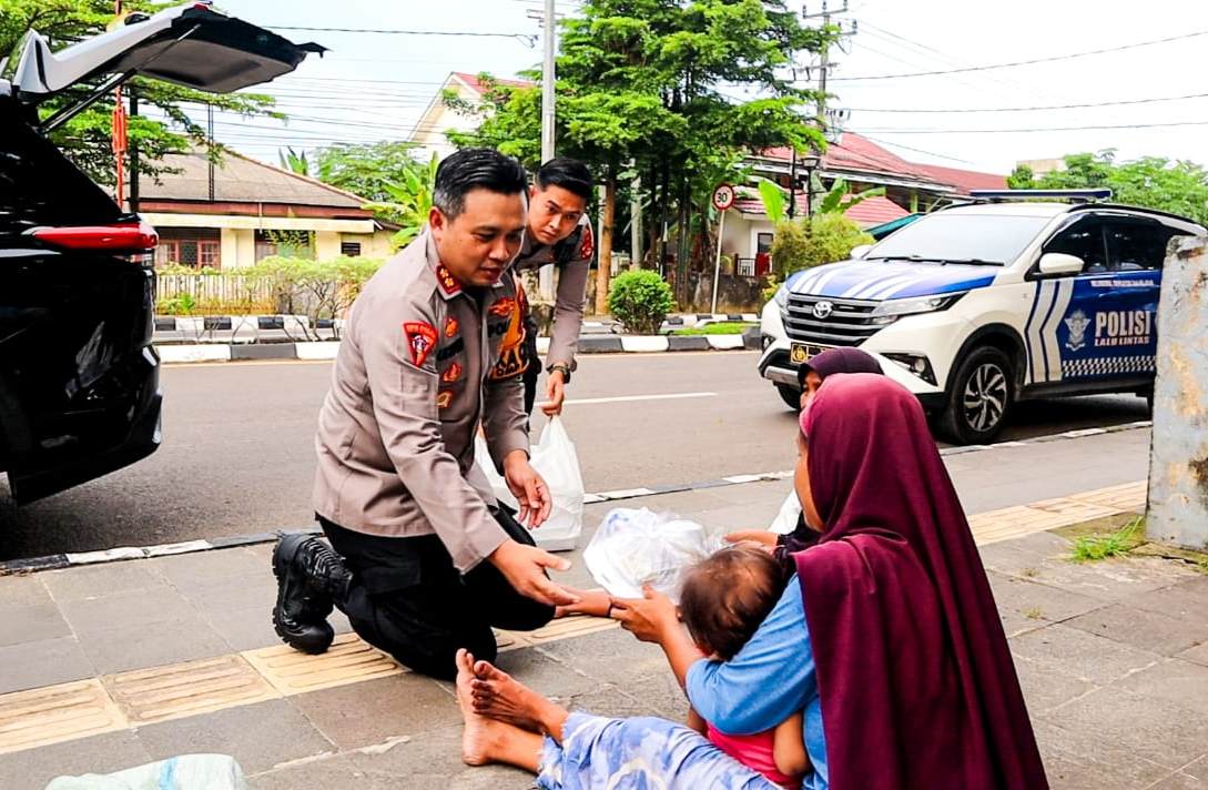 Berbagi Sesama di Ramadan 2025, Kapolres Muba Bagi-Bagi 100 Takjil Bagi Warga Sekayu
