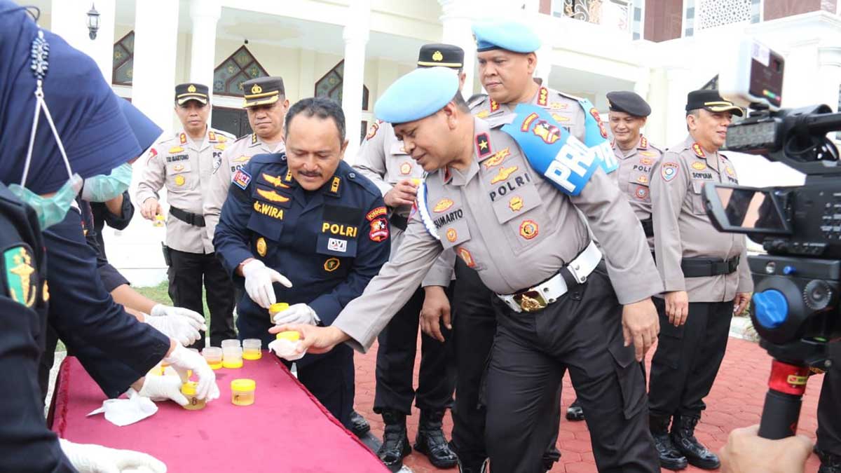 Penegakan Disiplin Personel Polri, Karo Provoost Awali Pengambilan Tes Urine