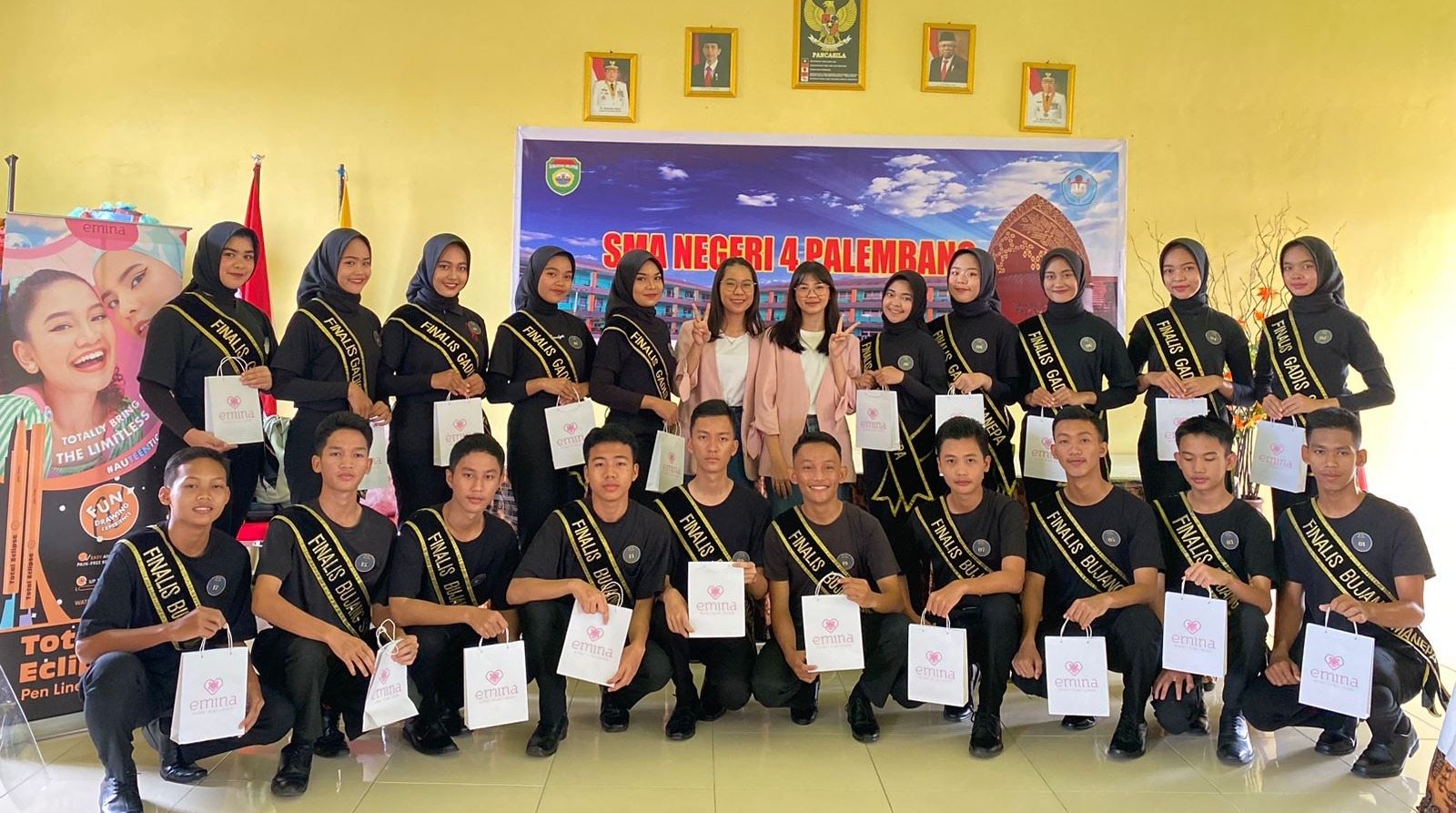 Bujang Gadis SMA Negeri 4 Palembang Cobain 2 Produk Terbaru Emina