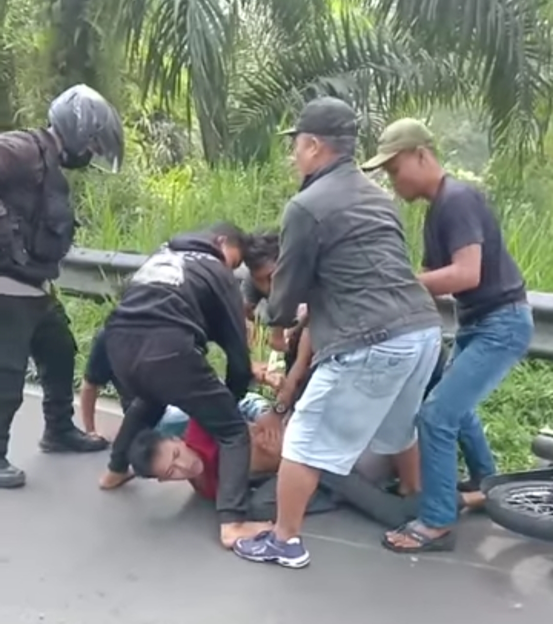 Viral! Aksi Begal Motor di Jalan Lintas-Curup Digagalkan Polisi, Pelaku Begal Sempat Melawan