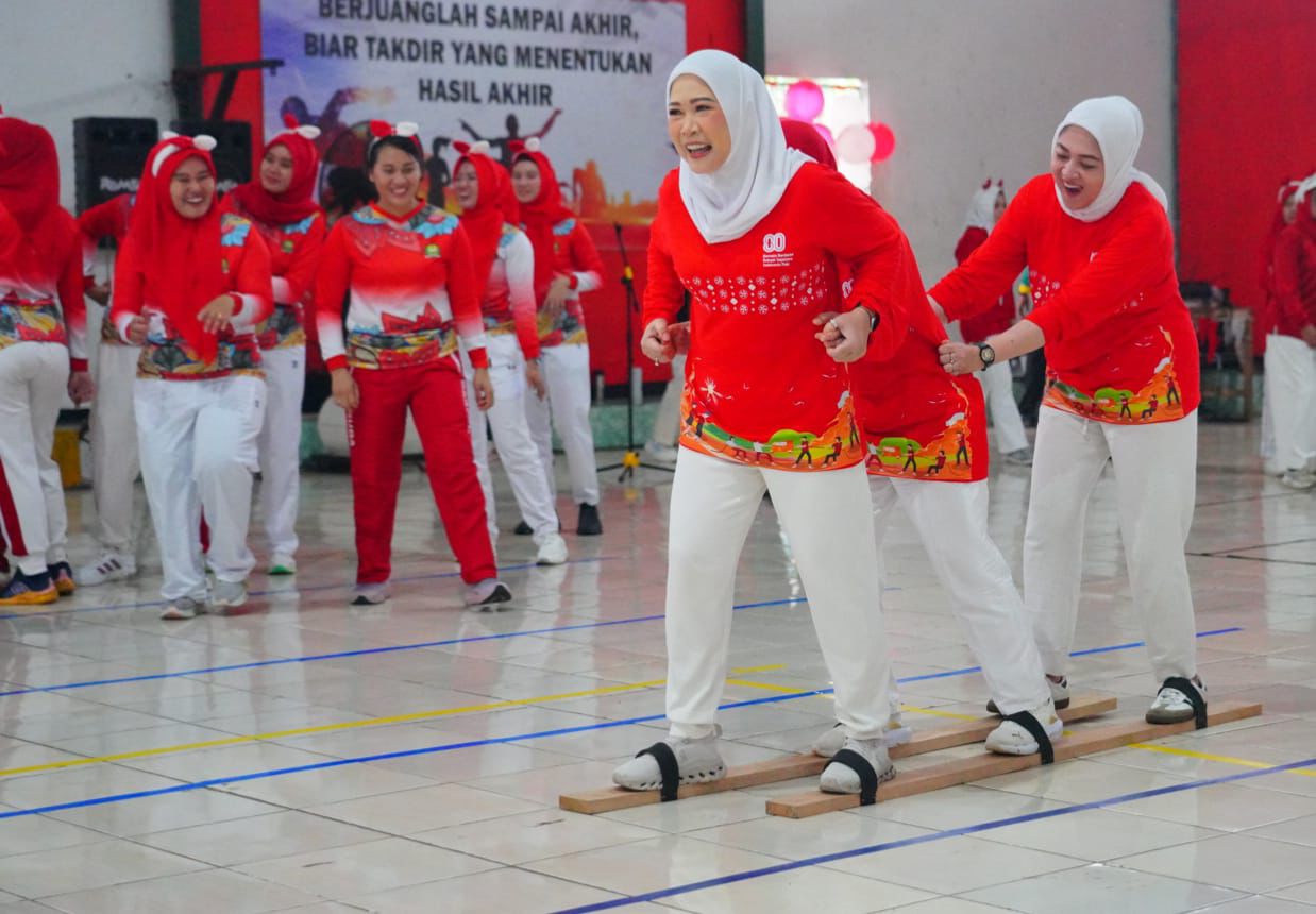 Ketua TP PKK Sumsel Feby Deru Kompak Bersama Persit KCK Meriahkan Lomba HUT ke-80 RI di Jasdam II/Sriwijaya 