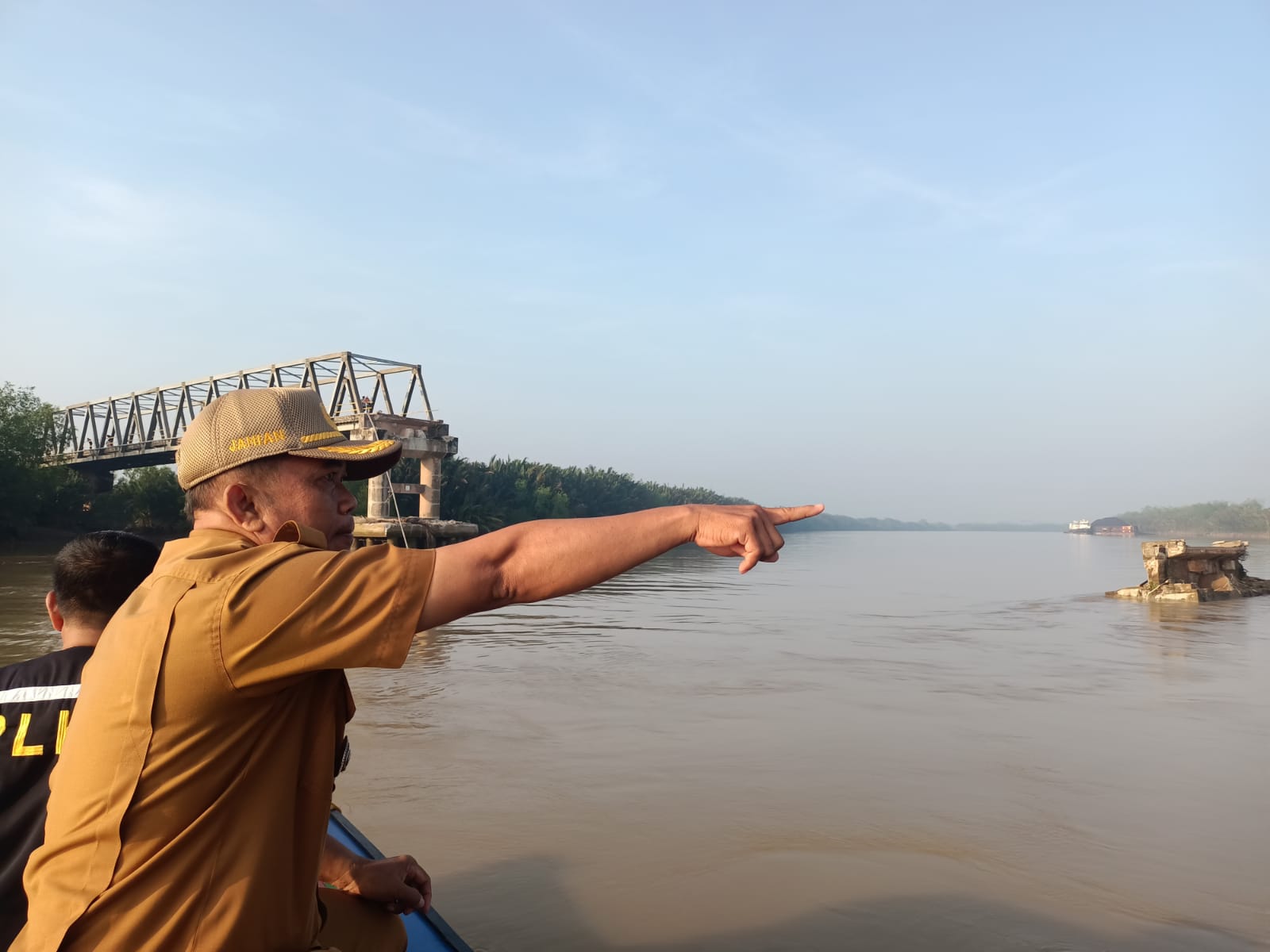 Warga Sedang Mancing Jadi Korban? Usai Kapal Tongkang Batubara Tabrak Jembatan Lalan Hingga Ambruk