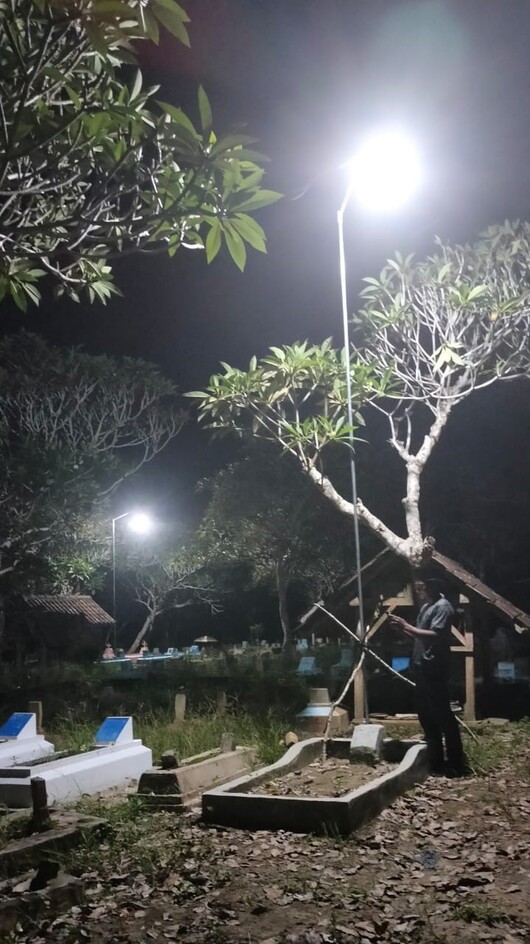 Kades Karang Melati Pasang Lampu Penerangan di Makam, Ini Maksudnya