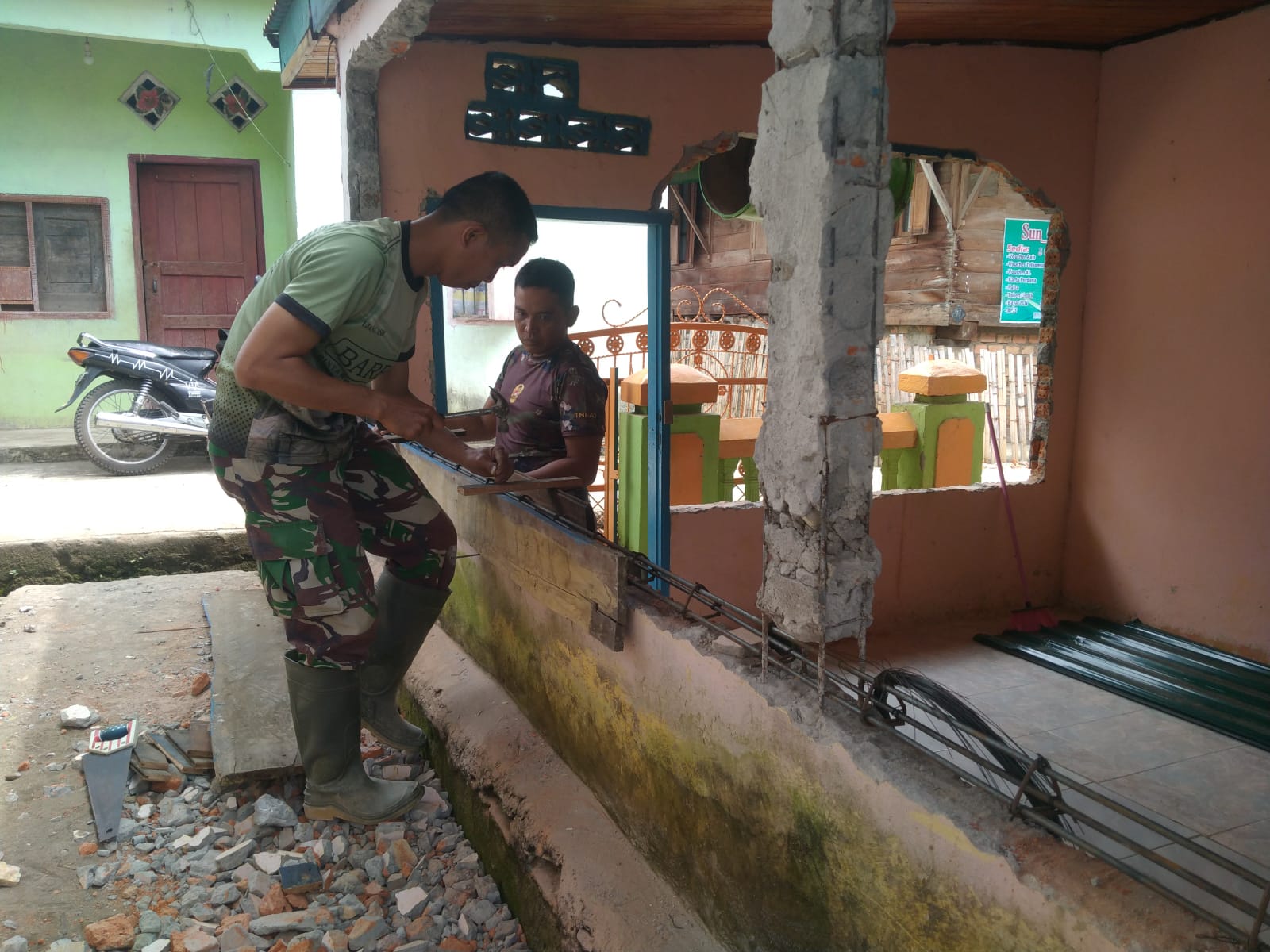 TMMD  Pasang Rangkaian Besi di Dinding Masjid Nurul Iman