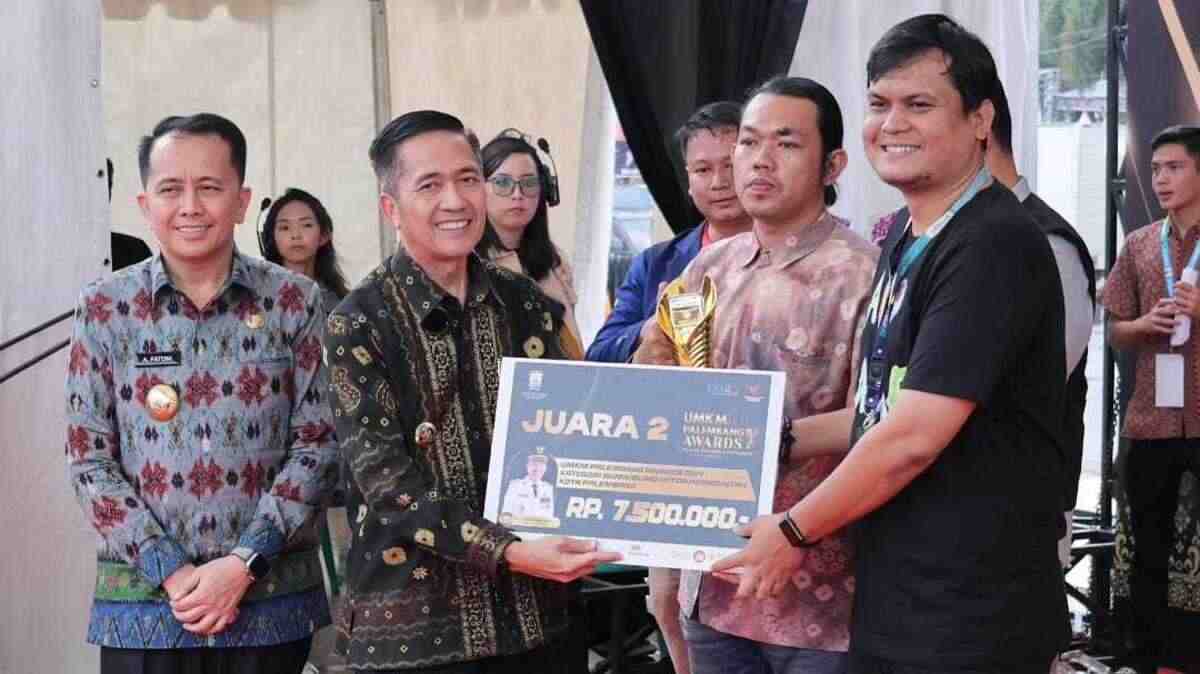 Pj Walikota Palembang Ratu Dewa Beri Bantuan Permodalan di Puncak UMKM Palembang Awards 2024