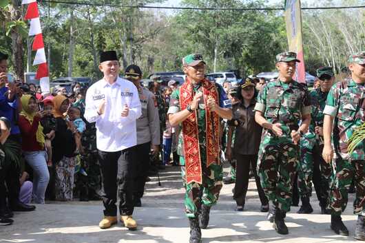Pj Bupati OKU Dampingi Dankodiklat TNI AD Hadiri Bakti Sosial di OKU 