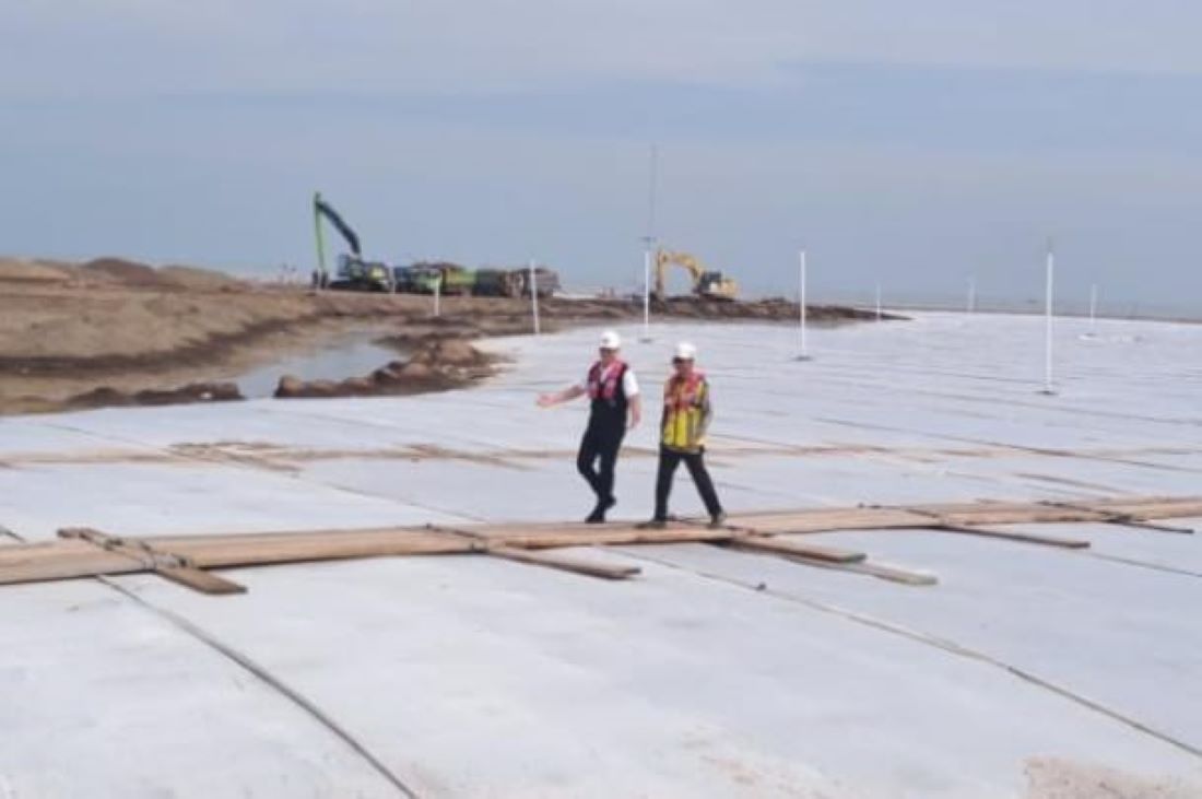 Cek Progres Jalan Tol Semarang - Demak Seksi 1, AHY Puji Teknologi Matras Bambu