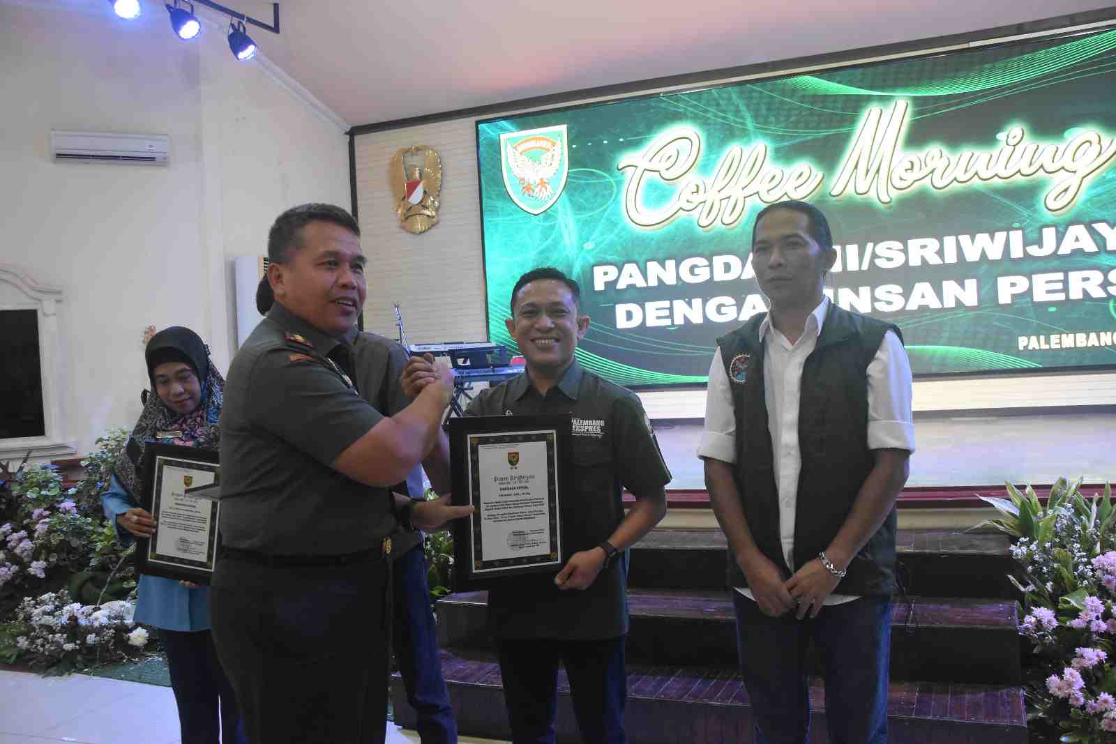 Pangdam II/Swj Beri Penghargaan kepada Wartawan Palpres: Media Mitra Strategis!