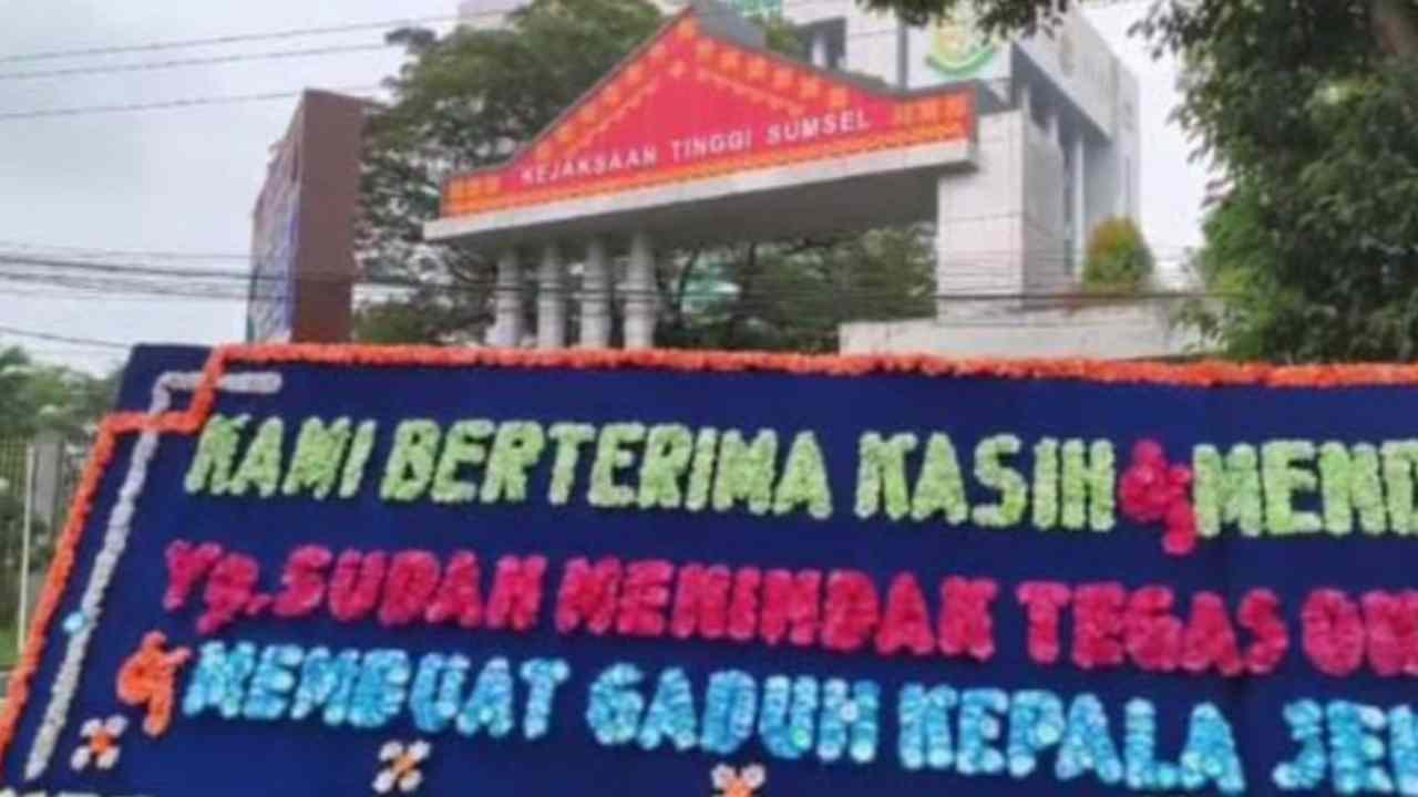 Papan Bunga dari Guru Penuhi Kejati Sumsel, Bentuk Dukungan untuk Aparat Penegak Hukum