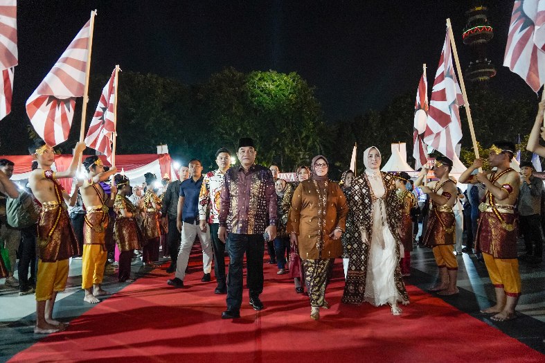 Didampingi Ketua TP PKK, Bupati Muba Hadiri Pembukaan Festival Sriwijaya XXXIII 2025