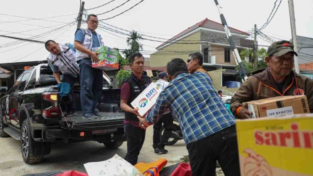 Tanggap Bencana Banjir Jabodetabek, BRI Peduli Gerak Cepat Salurkan Bantuan Bagi Warga Terdampak