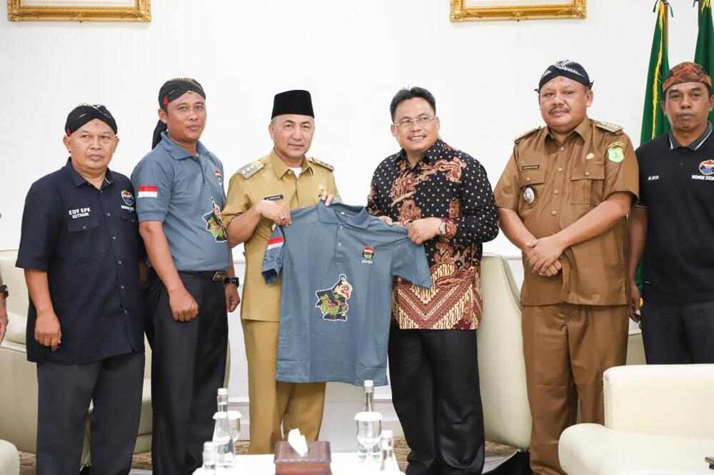  Jaga Kondusifitas di Muba, Pj Bupati Dapat Kaos Republik Ngapak 