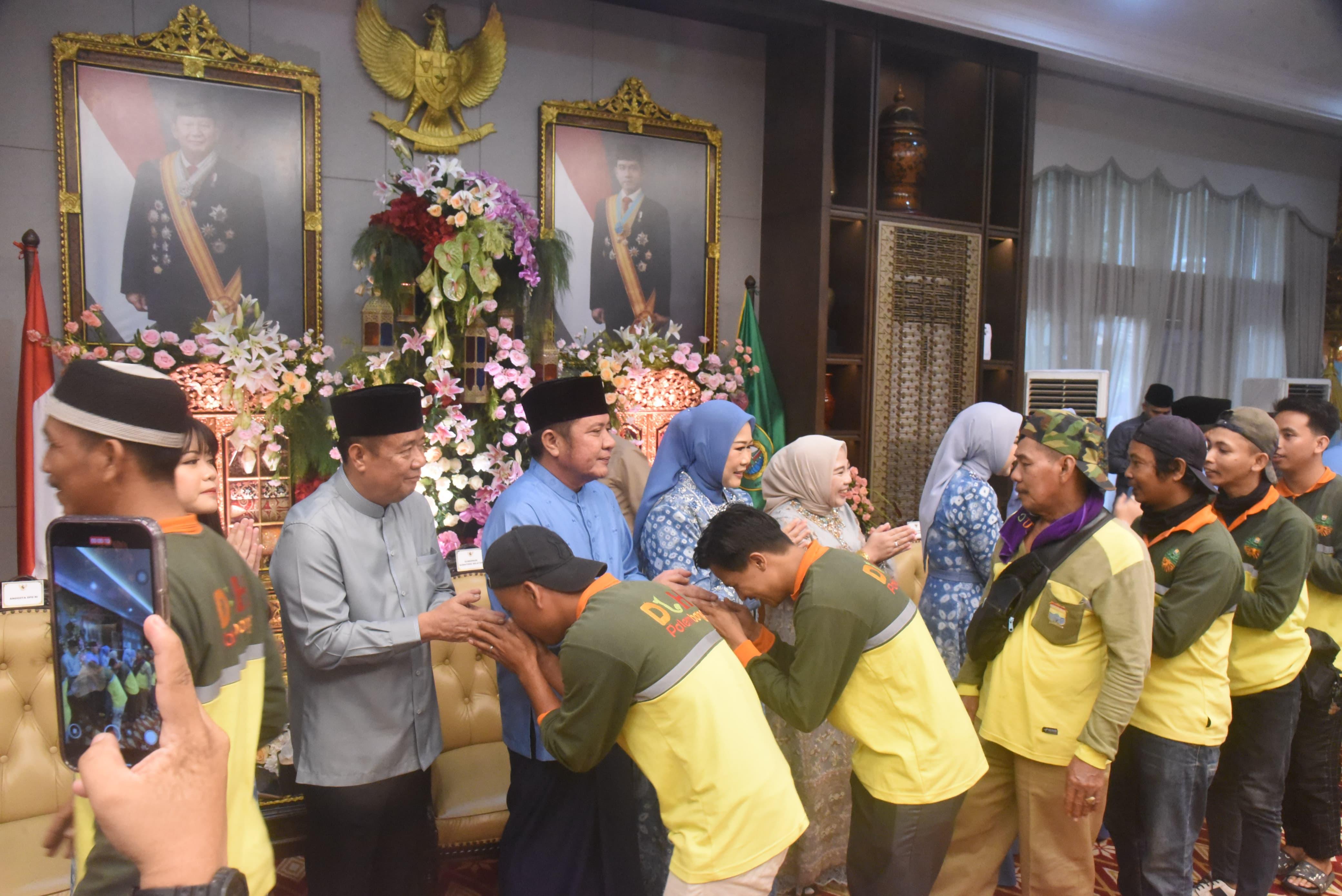 Ribuan Warga Secara Bergelombang Datangi Griya Agung Hadiri Open House Bersama Gubernur dan Wagub