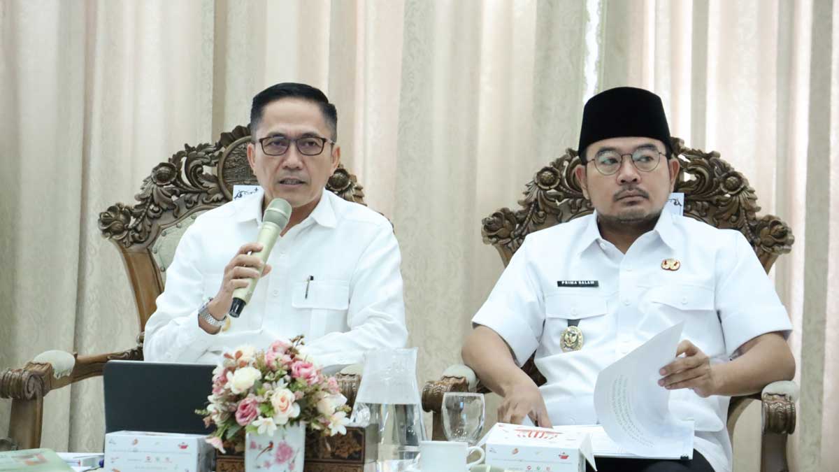 Ratu Dewa–Prima Salam Bagikan Kain Kafan Saat Evaluasi Akhir Tahun: Simbol Pengingat Tanggung Jawab Kepala OPD
