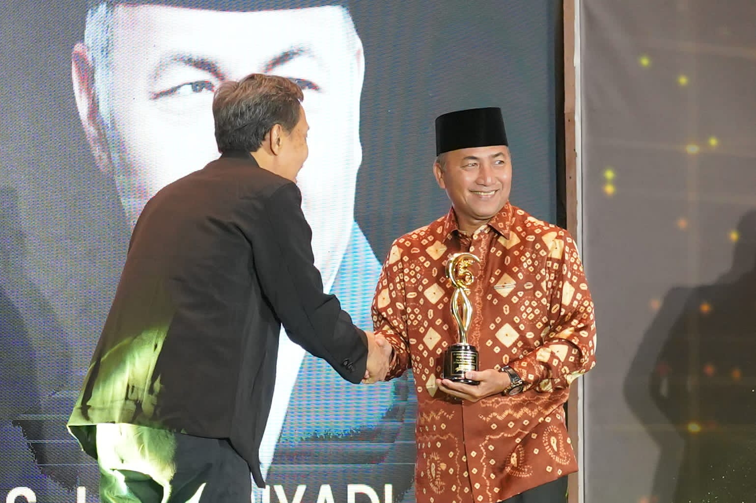   Pj Bupati Muba Dianugerahi Regent Of Good Performance dari MoeslimChoice Awards 2022