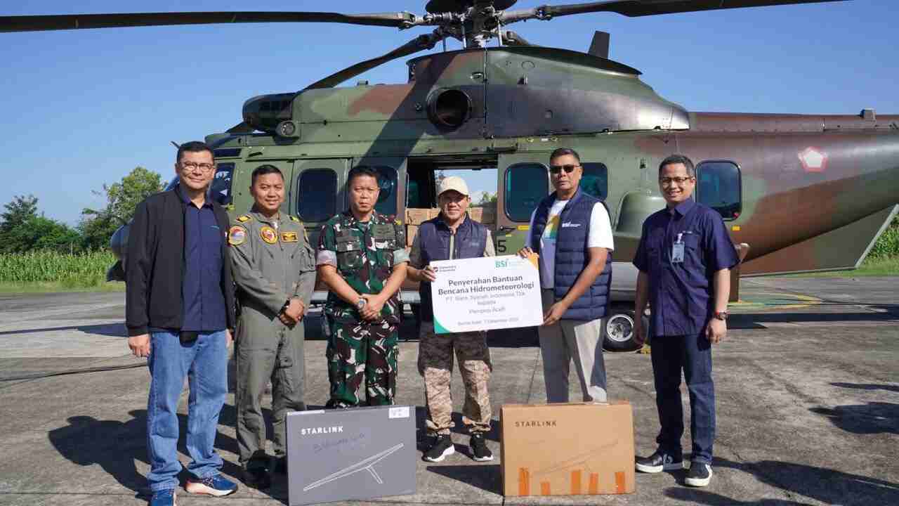 Dirut BSI Turun Langsung, Serahkan Bantuan kepada Masyarakat Aceh