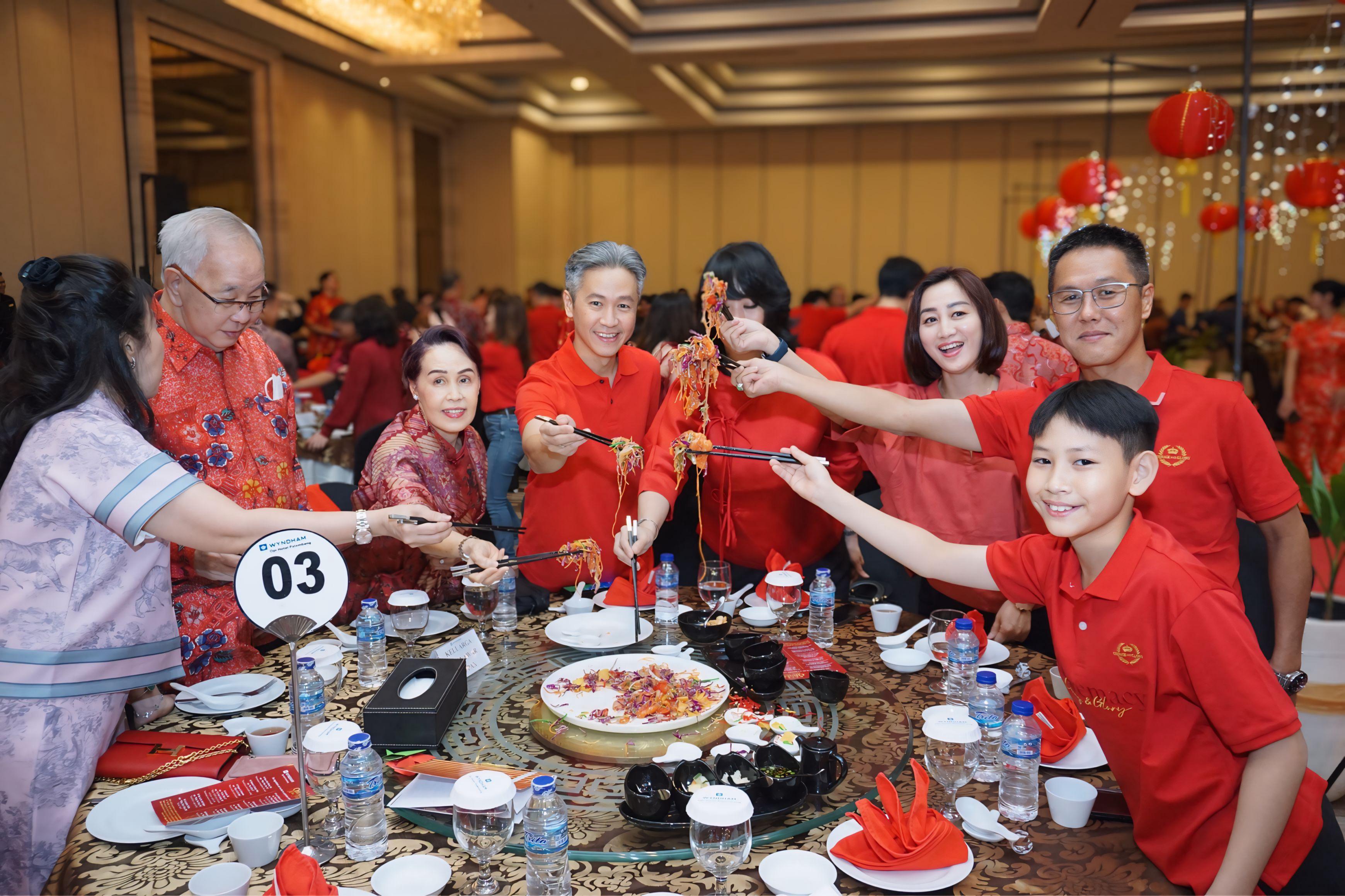 Meriahkan Tahun Baru Imlek di Wyndham Opi Hotel Palembang dengan Yu Sheng dan Hidangan Spesial