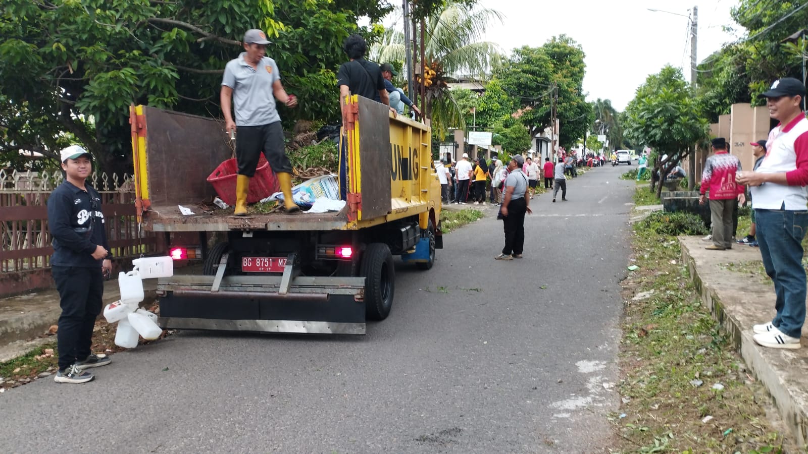 Waspada Banjir Kelurahan Ario Kemuning Gotong Royong Jumat Bersih di Kawasan Permukiman