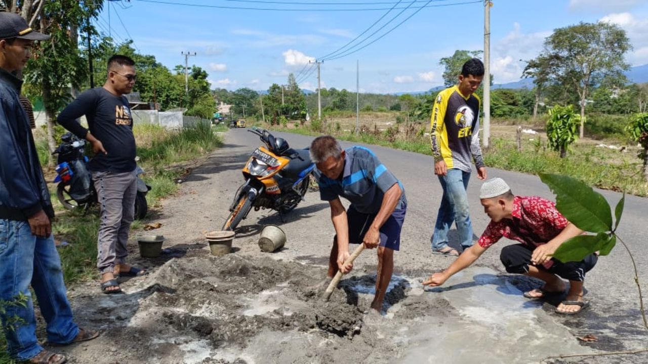 Sungguh Mulia, Warga Swadaya Perbaiki Jalan Rusak