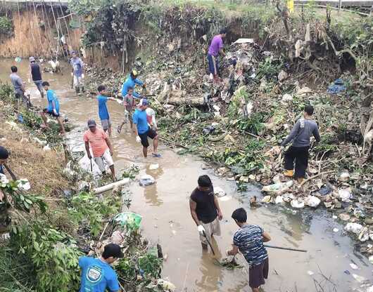 Warga Gotong Royong Bersihkan Sungai Abab