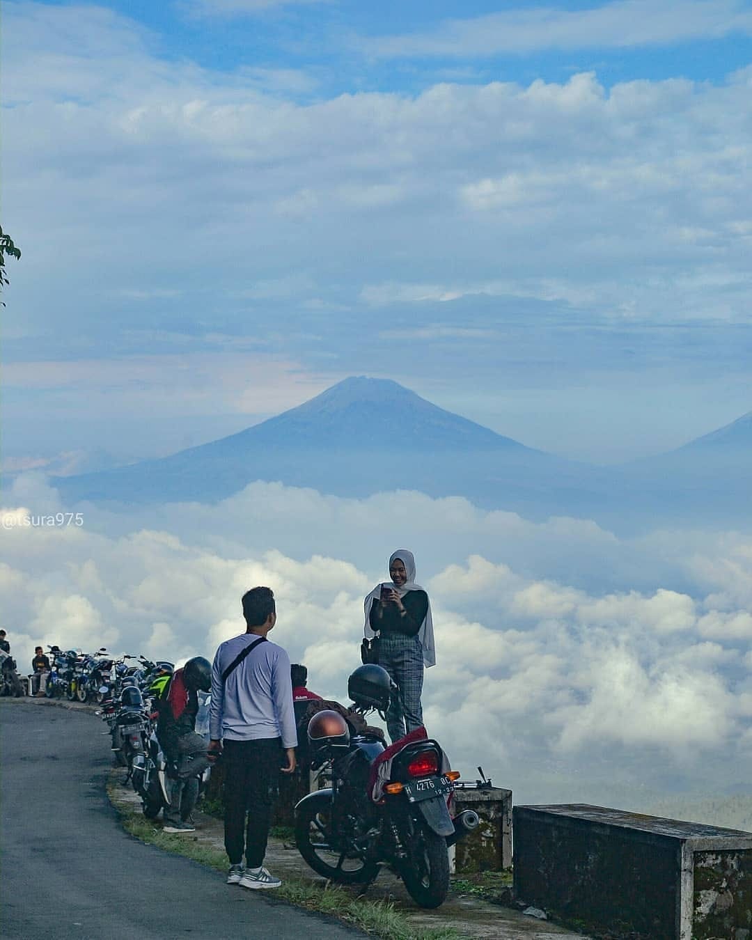 Satu-Satunya di Indonesia, Puncak Gunung Ini Bisa Ditempuh Pendaki dengan Motor, Anda Tertarik?