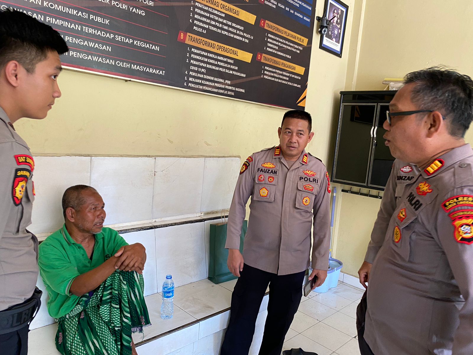 Tunjukkan Sisi Humanis, Anggota Polsek Lubuk LInggau Timur Bantu Pria Paruh Baya Kurang Mampu